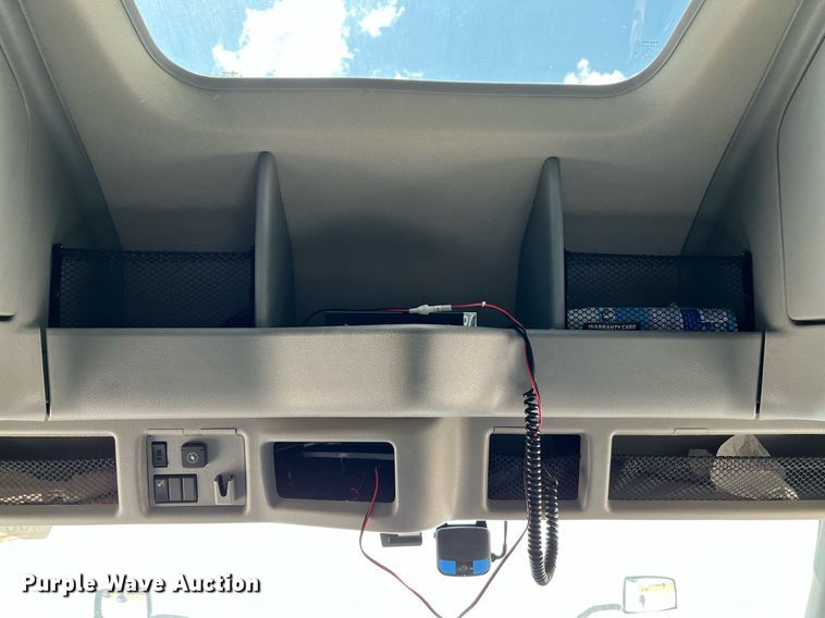 image for item DQ2140 2020 Volvo VNL860  semi truck