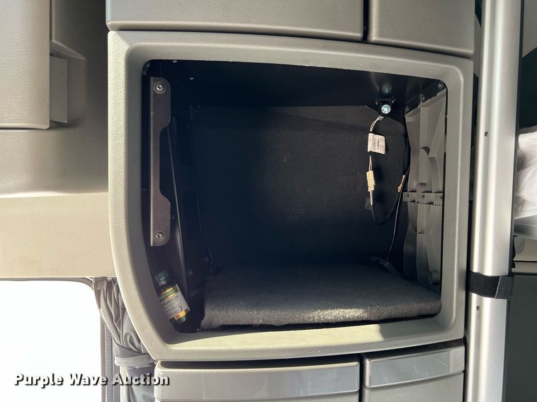 image for item DQ2140 2020 Volvo VNL860  semi truck