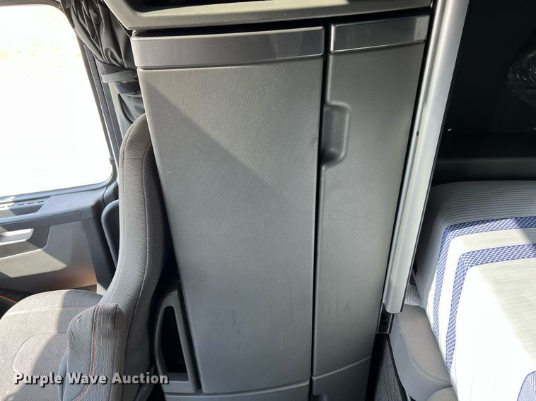 image for item DQ2140 2020 Volvo VNL860  semi truck