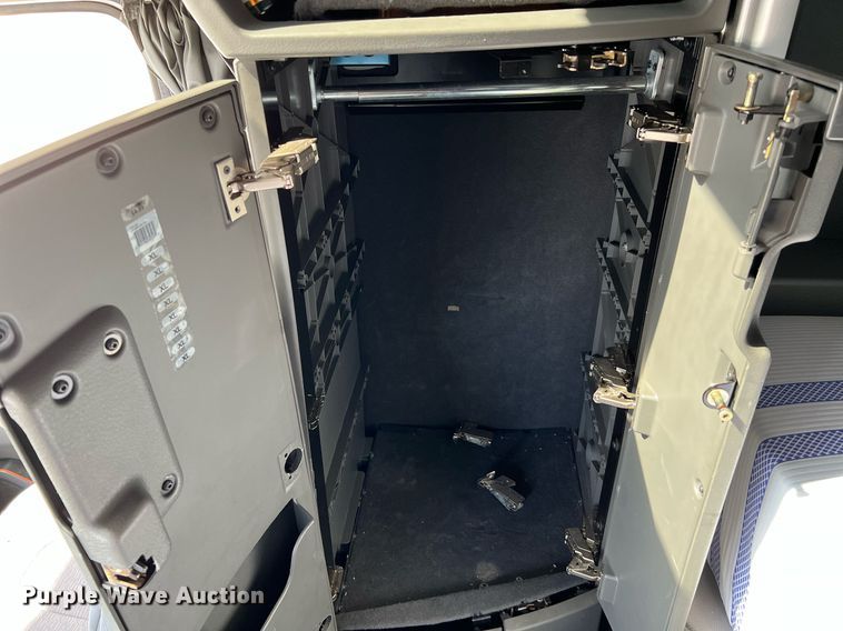 image for item DQ2140 2020 Volvo VNL860  semi truck