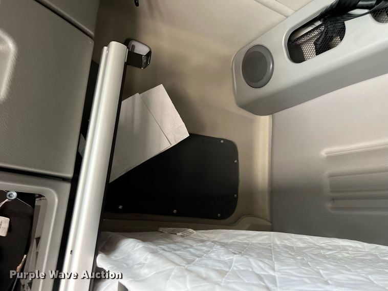 image for item DQ2140 2020 Volvo VNL860  semi truck