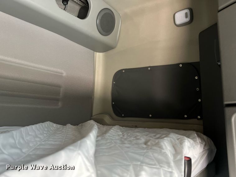 image for item DQ2140 2020 Volvo VNL860  semi truck