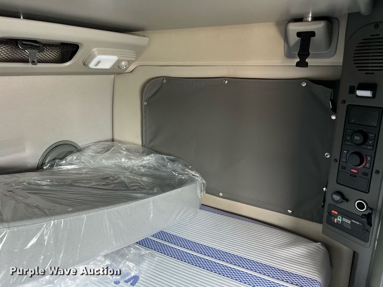 image for item DQ2140 2020 Volvo VNL860  semi truck