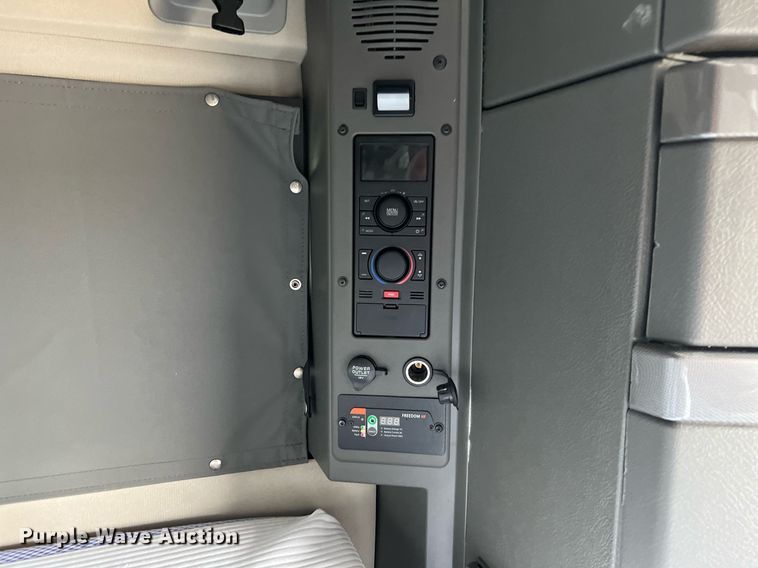 image for item DQ2140 2020 Volvo VNL860  semi truck