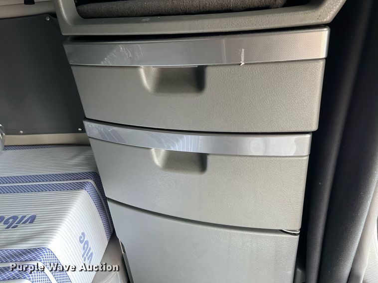 image for item DQ2140 2020 Volvo VNL860  semi truck