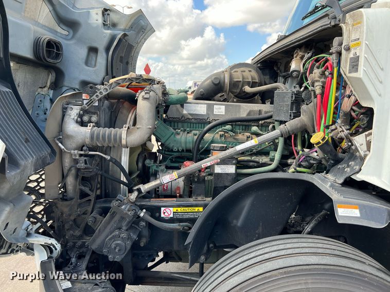 image for item DQ2140 2020 Volvo VNL860  semi truck