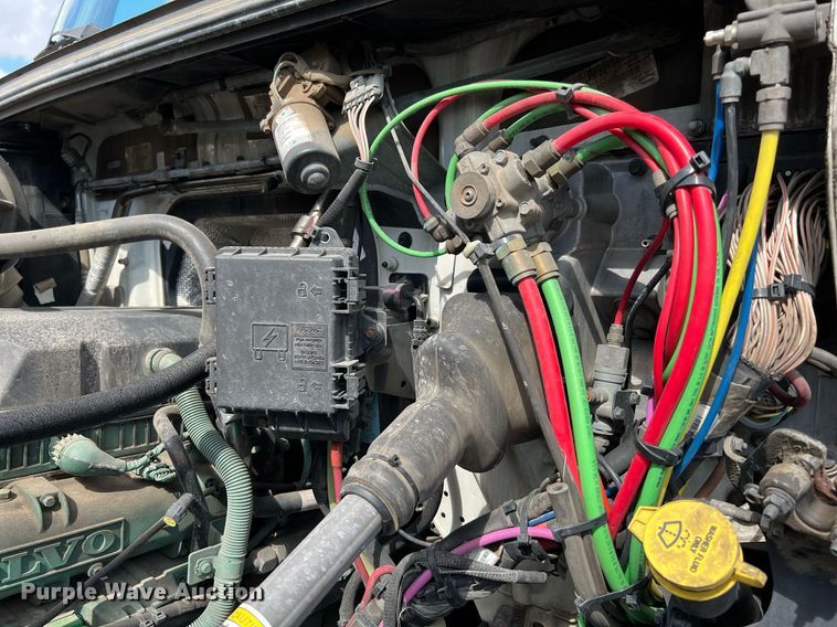 image for item DQ2140 2020 Volvo VNL860  semi truck