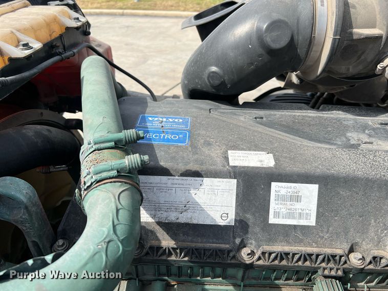 image for item DQ2140 2020 Volvo VNL860  semi truck