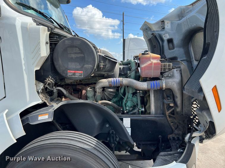 image for item DQ2140 2020 Volvo VNL860  semi truck