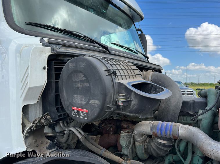 image for item DQ2140 2020 Volvo VNL860  semi truck