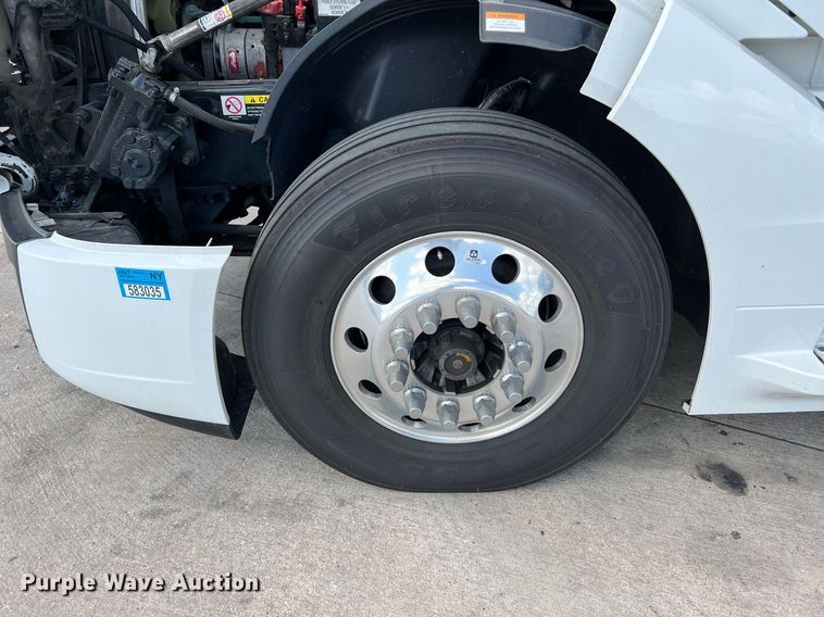 image for item DQ2140 2020 Volvo VNL860  semi truck