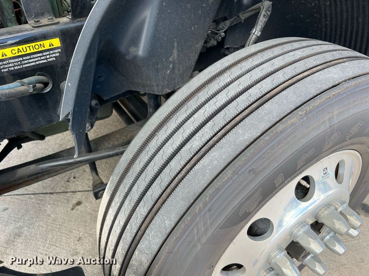 image for item DQ2140 2020 Volvo VNL860  semi truck