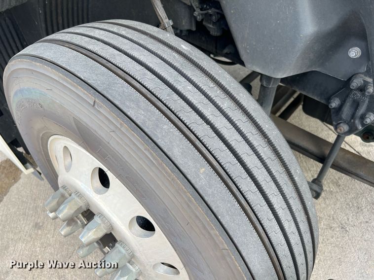 image for item DQ2140 2020 Volvo VNL860  semi truck