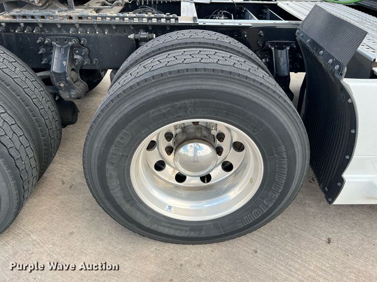 image for item DQ2140 2020 Volvo VNL860  semi truck