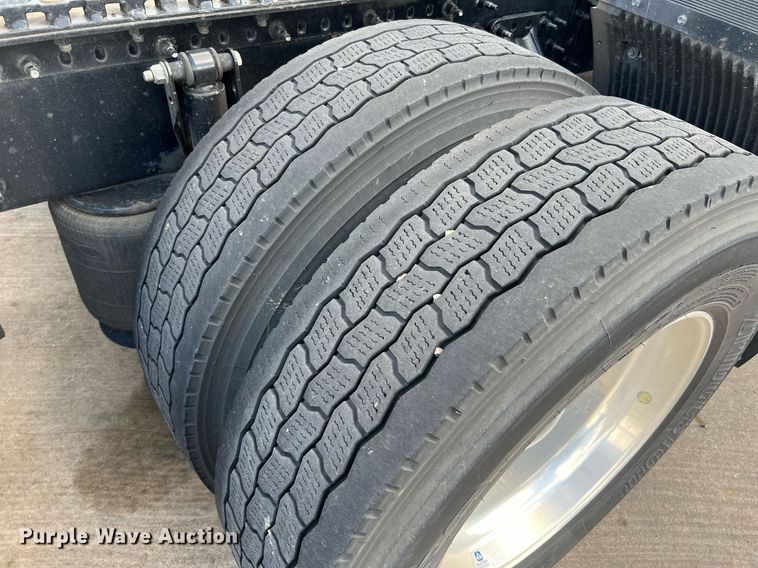 image for item DQ2140 2020 Volvo VNL860  semi truck