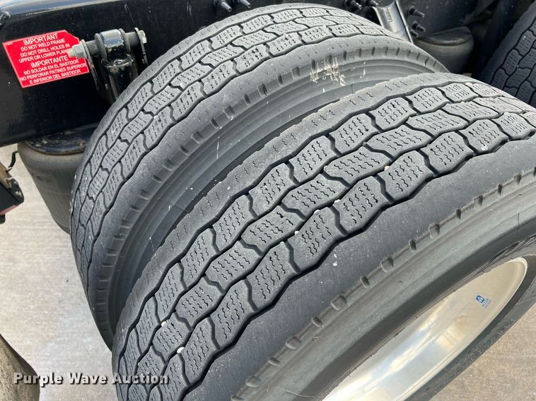 image for item DQ2140 2020 Volvo VNL860  semi truck