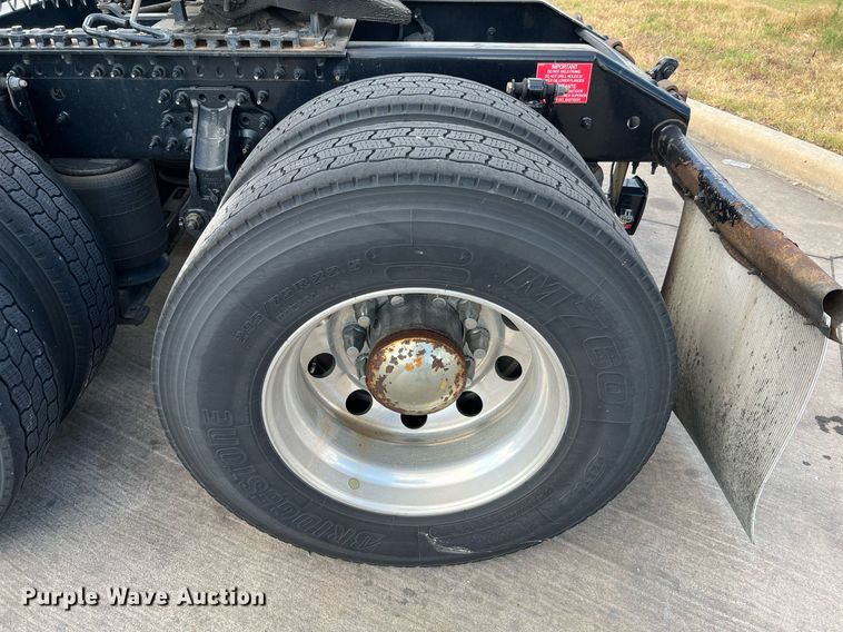 image for item DQ2140 2020 Volvo VNL860  semi truck