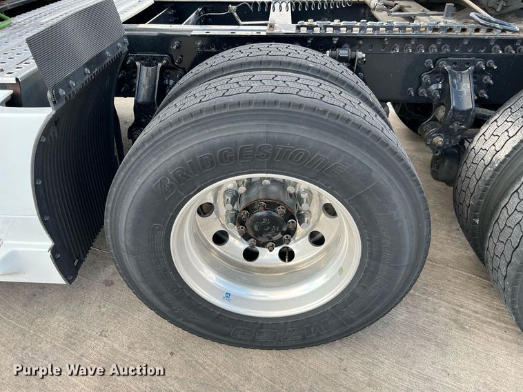 image for item DQ2140 2020 Volvo VNL860  semi truck