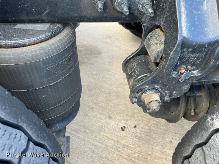 image for item DQ2140 2020 Volvo VNL860  semi truck