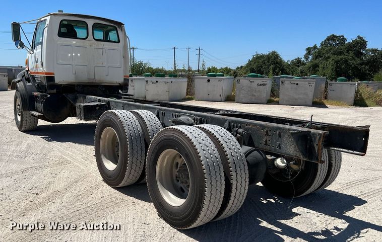 image for item DQ2145 2002 Sterling LT9500  truck cab and chassis