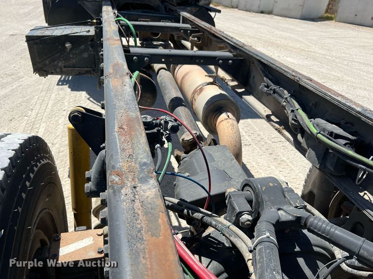 image for item DQ2145 2002 Sterling LT9500  truck cab and chassis