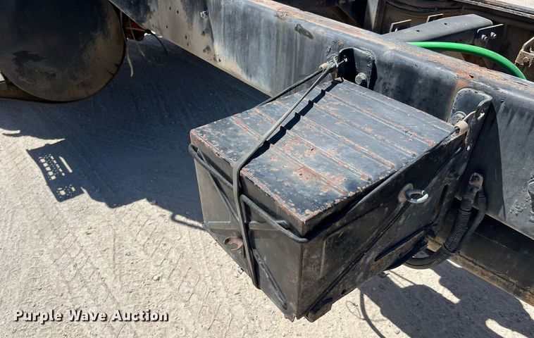 image for item DQ2145 2002 Sterling LT9500  truck cab and chassis