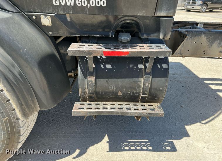 image for item DQ2145 2002 Sterling LT9500  truck cab and chassis