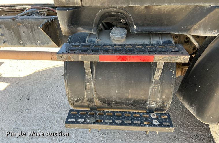 image for item DQ2145 2002 Sterling LT9500  truck cab and chassis