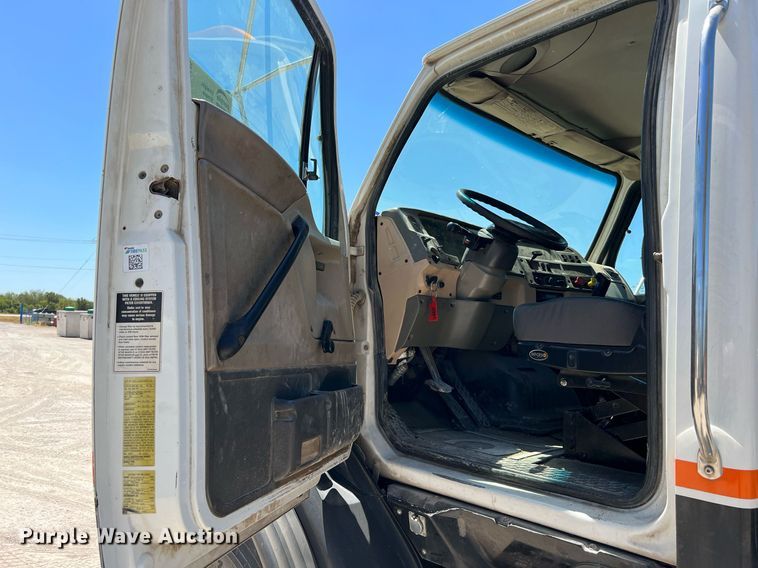 image for item DQ2145 2002 Sterling LT9500  truck cab and chassis