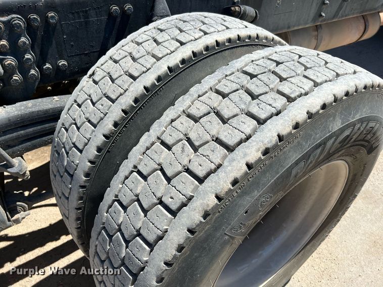 image for item DQ2145 2002 Sterling LT9500  truck cab and chassis