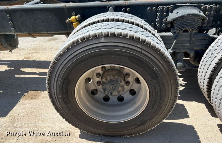 image for item DQ2145 2002 Sterling LT9500  truck cab and chassis