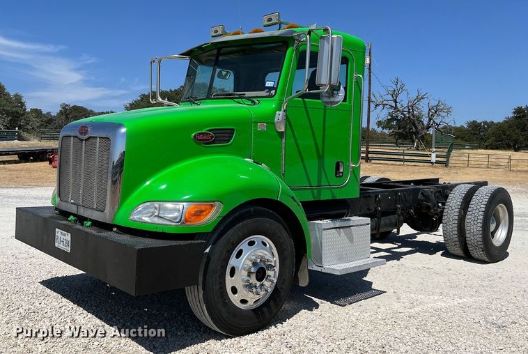 image for item DQ2146 2008 Peterbilt 335  truck cab and chassis