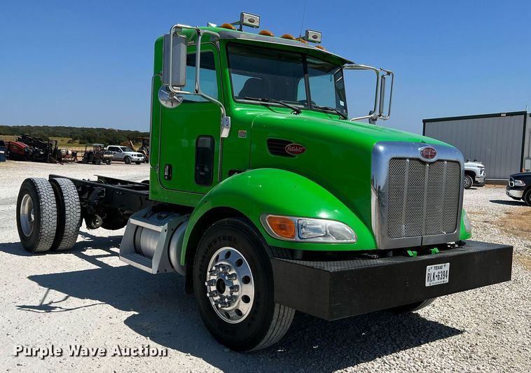 image for item DQ2146 2008 Peterbilt 335  truck cab and chassis