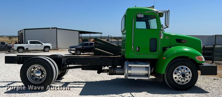 image for item DQ2146 2008 Peterbilt 335  truck cab and chassis