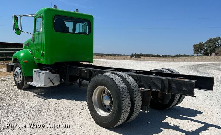 image for item DQ2146 2008 Peterbilt 335  truck cab and chassis