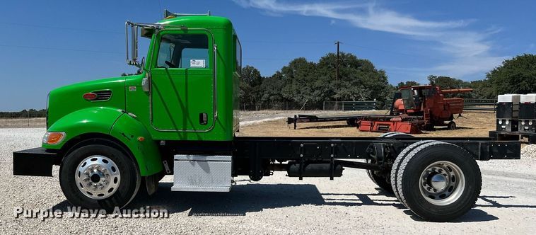 image for item DQ2146 2008 Peterbilt 335  truck cab and chassis
