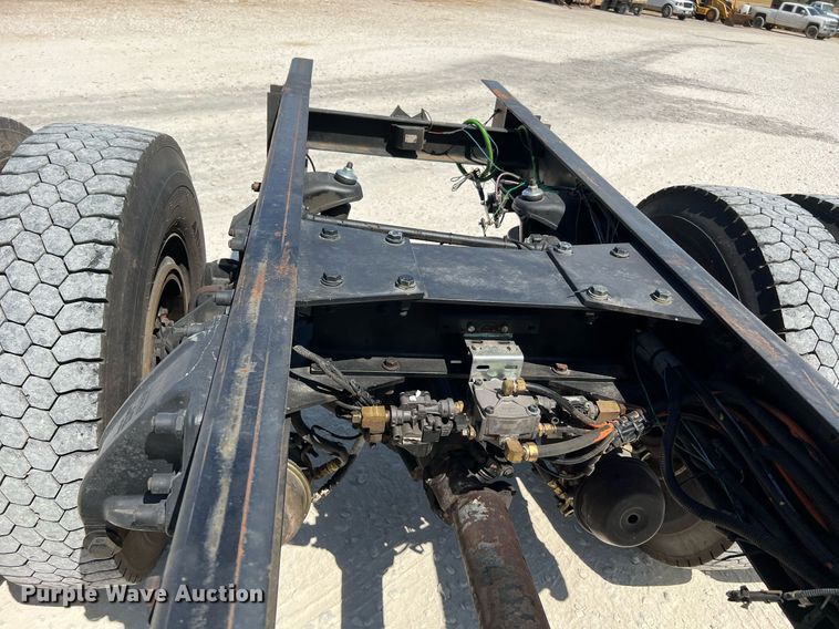 image for item DQ2146 2008 Peterbilt 335  truck cab and chassis