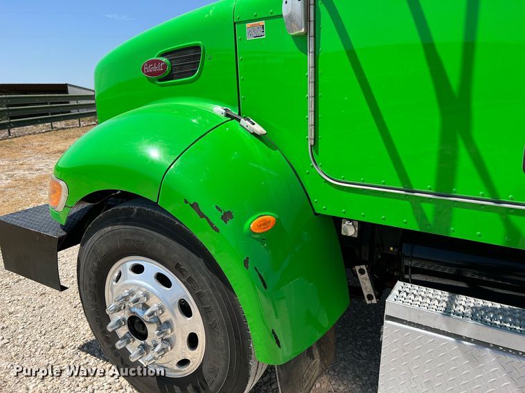 image for item DQ2146 2008 Peterbilt 335  truck cab and chassis