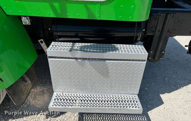 image for item DQ2146 2008 Peterbilt 335  truck cab and chassis