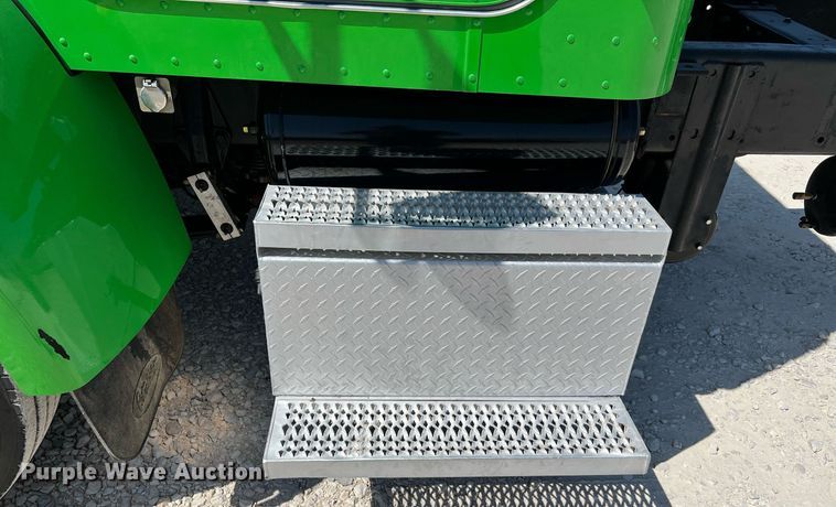 image for item DQ2146 2008 Peterbilt 335  truck cab and chassis