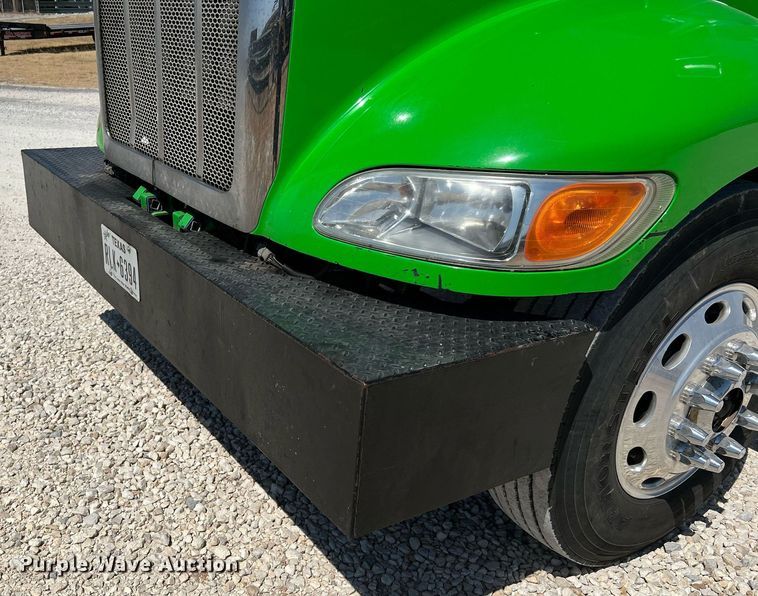 image for item DQ2146 2008 Peterbilt 335  truck cab and chassis