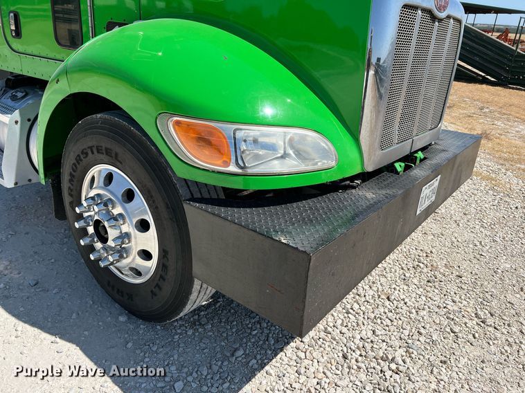 image for item DQ2146 2008 Peterbilt 335  truck cab and chassis