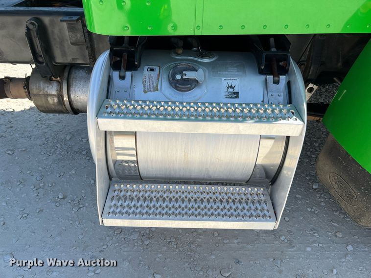 image for item DQ2146 2008 Peterbilt 335  truck cab and chassis