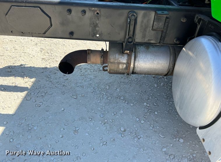 image for item DQ2146 2008 Peterbilt 335  truck cab and chassis