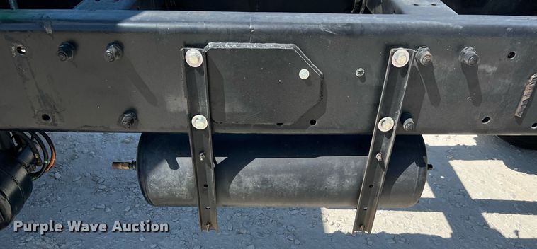 image for item DQ2146 2008 Peterbilt 335  truck cab and chassis