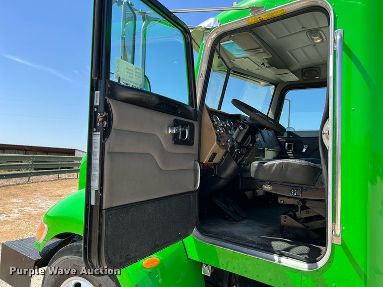 image for item DQ2146 2008 Peterbilt 335  truck cab and chassis