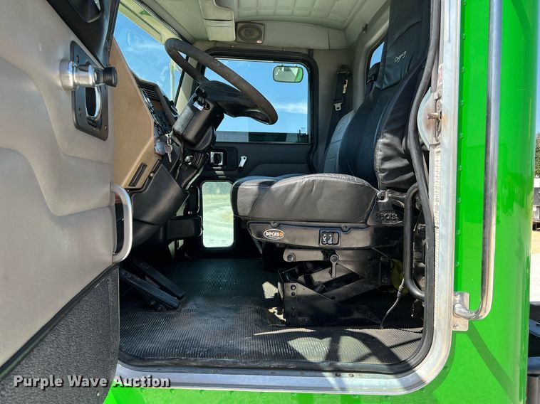 image for item DQ2146 2008 Peterbilt 335  truck cab and chassis