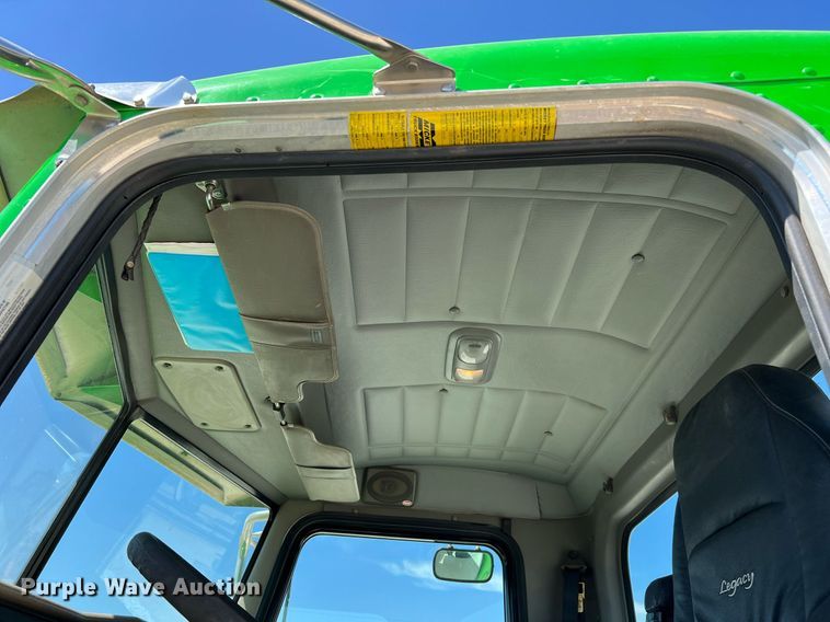 image for item DQ2146 2008 Peterbilt 335  truck cab and chassis