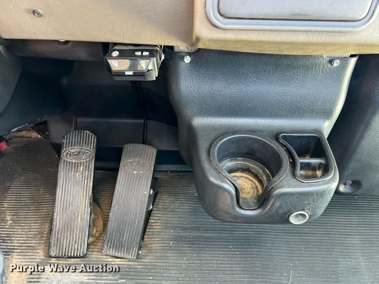 image for item DQ2146 2008 Peterbilt 335  truck cab and chassis