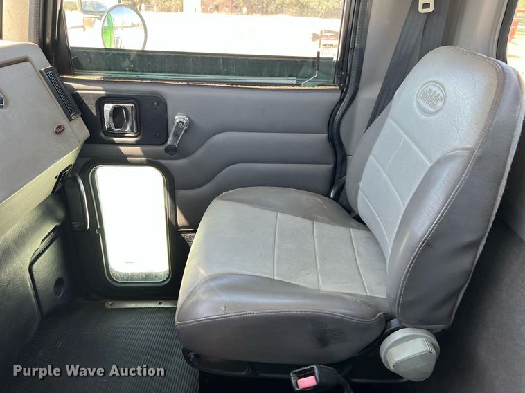 image for item DQ2146 2008 Peterbilt 335  truck cab and chassis